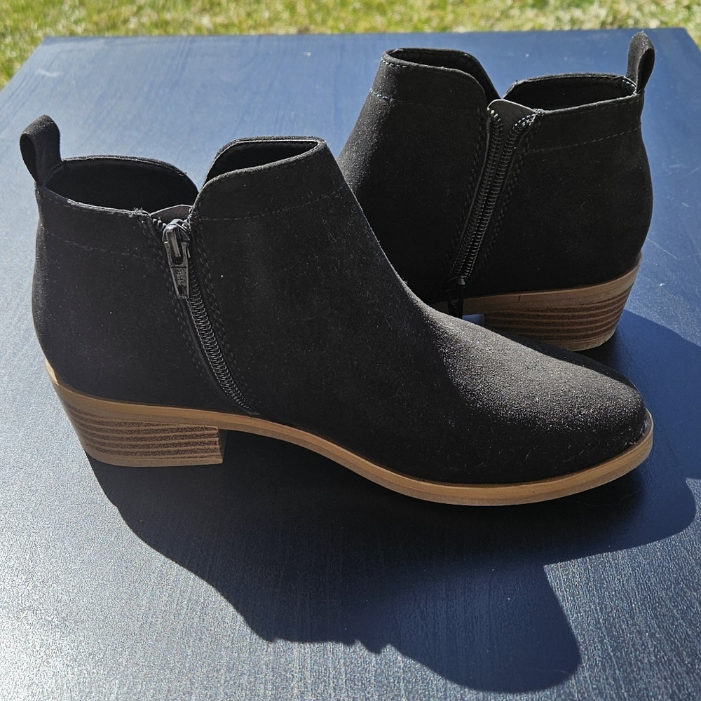 7W Black and brown ankle boots